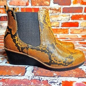 Aerosole Brandi Pull On Anjle Boot Snake Skin wedge Size 6.5